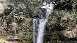 全体のバランスがとても奇麗な滝です