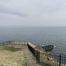 立待岬。向こう側は、津軽海峡