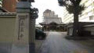 都会のお寺です