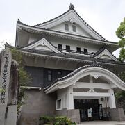 天守閣を模した建物