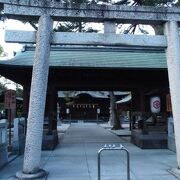 大橋川近くに鎮座する神社