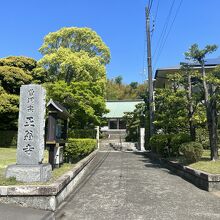 お寺の入口で