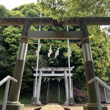 社殿への石段の手前にある鳥居