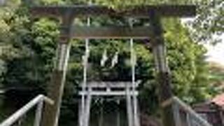 本郷ふじやま公園の麓にある