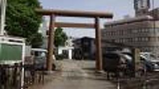 駒込駅からは平たんな道のりなのですが、この神社の東側は、崖のような雰囲気です。