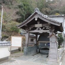 眉山のふもとの湧水です