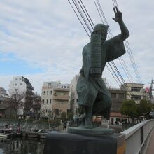 阿波踊りの像が欄干にあります