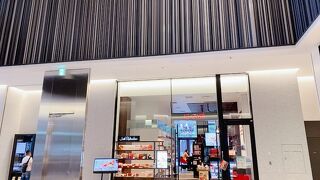 虎ノ門ヒルズの１階にあります