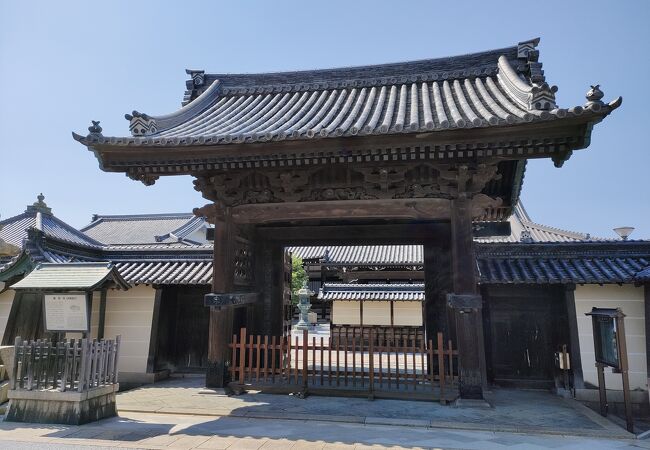文化財の宝庫。岸和田周辺では屈指の寺院。