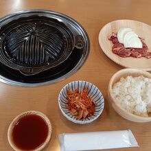 １人前のお肉、ごはん、キムチ