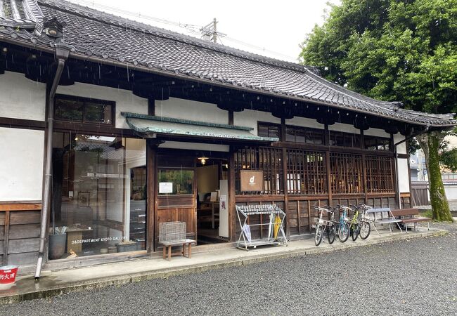 お寺の敷地内