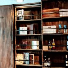 本棚をスライドするとお手洗い出現