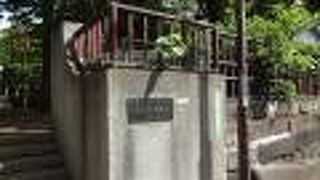 ひぐらし坂から、西日暮里駅前歩道橋を渡って、その後、階段を登ると、西日暮里公園があります。