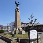 地球儀の上で鳳凰が羽を広げています