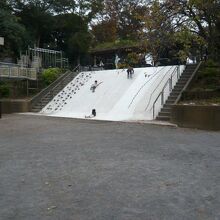 子供たちが自由に遊べる大きな滑り台です。不動公園の特徴です。