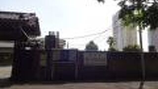 諏訪大通りに面しています。