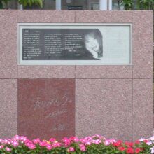 本田美奈子のモニュメントです。朝霞駅前の広場に置かれています