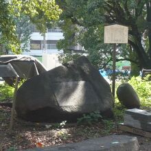 東郷元帥記念公園の石碑と解説板ですが、工事のため近寄れません