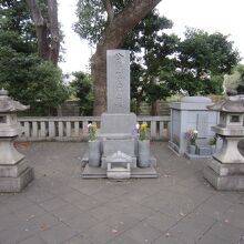 ３桂太郎のお墓・入口柵外近くから