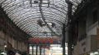 「市場本通り」と「新天地市場本通り」の間