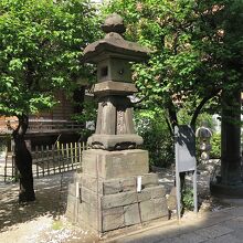 右手には「常夜燈」