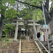 神社の入口で