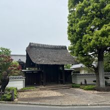 茅葺屋根の山門
