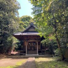 階段の上、神社の本殿