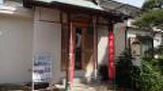 お寺に入ってすぐの左側に、毘沙門天が安置されています。