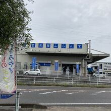 道路の向かいに工場がありました｡