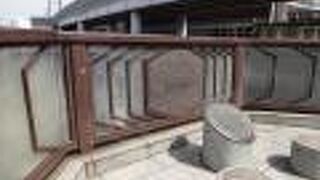 日暮里駅の北口を出て、横断歩道を渡ったところにあります。