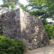壮大な石垣が松坂城跡最大の見所です。