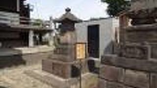 境内には、赤穂浪士の供養塔がありました。