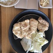 おいしい唐揚げをいただきました、女子には唐揚げの生定食にはちょうどいいと思います、タレの方がご飯が進みます