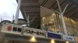 沖縄の巨大バスターミナル