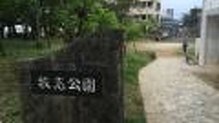 繁華街のオアシス