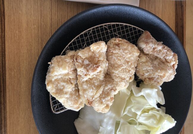 おいしい唐揚げをいただきました、女子には唐揚げの生定食にはちょうどいいと思います、タレの方がご飯が進みます