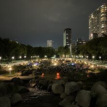 バラ園東側（四つ橋筋側）から