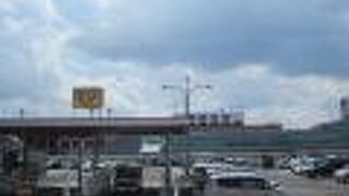 市内へはバスで向かいます。