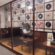 時計だけでなく、蓄音機やレコードも展示