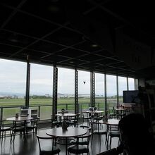 滑走路が見えるレストラン