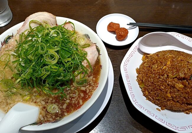 チャーシュー麺+チャーハン(定食)を注文しました。