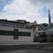 奥には聖フィリッポ教会も見えます