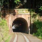 赤レンガで構築された味わい深い帝国海軍御用達の鉄道用隧道