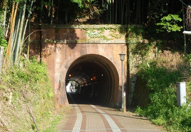 赤レンガで構築された味わい深い帝国海軍御用達の鉄道用隧道
