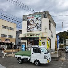 駅前にあります。