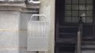 通りの両側に、お寺が続いています。