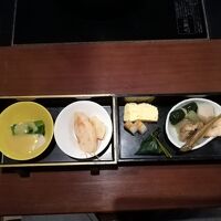 朝食（和食）です。バイキングもあります。