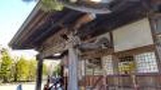 海老虹梁が重厚