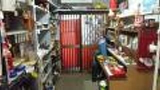 店内に小物の雑貨がいっぱいの喫茶店